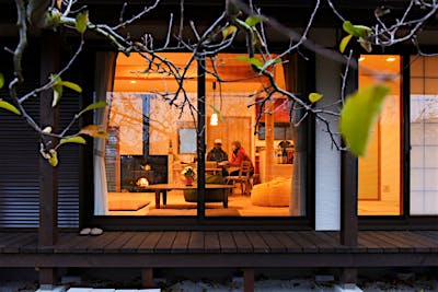 仕事終わり、夫婦の晩酌の時間もこの家なら極上の時間になる。