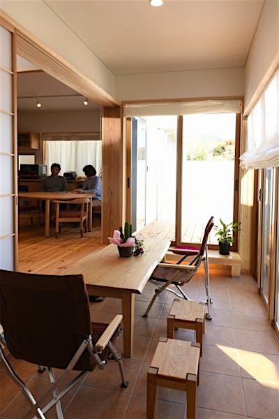 土間サロンにピッタリ合うテーブルとスツールはオーダーしたもの。