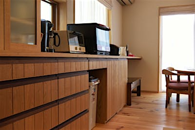 木製の造作食器棚は、使い込む程に味わいが増す。