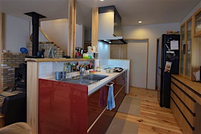 赤のキッチンがキーカラーに。