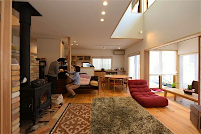 住まいのそこかしこにくつろぎの居場所が。個々の時間にもつながり合える空間は、大人の暮らしにも心地よい。