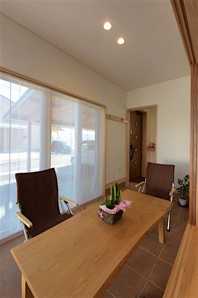 土間サロンは玄関からアクセスが出来る。お客様を気兼ねなく通すことができる。