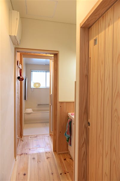 北側に並ぶ水回りも、随所に窓があるので明るくカラッとしている。