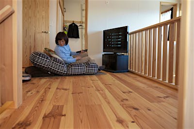 2Fのホールスペース。縦格子の手摺で程よく吹抜けとつながる。