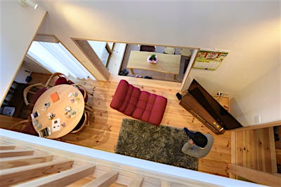 座椅子、ダイニングチェア、キッチンと、差し色のワインレッドがスパイスの大人の空間。