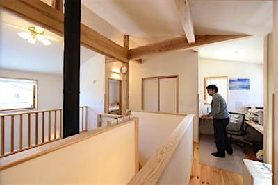 2階は梁組を大胆に見せるつくりに。コーナー書斎は2階の一角の落ち着く場所。