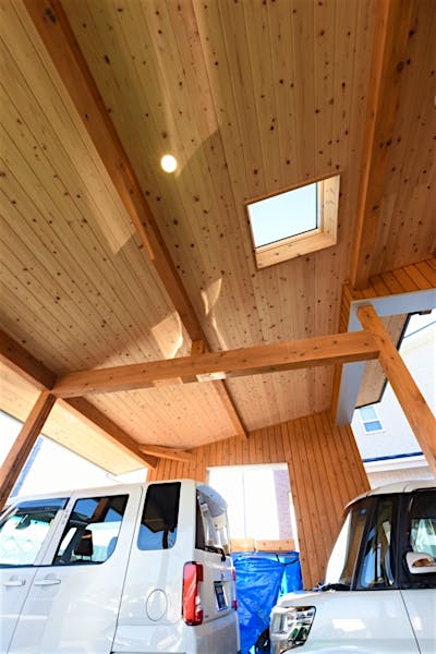 深い軒に天窓を計画することで明るい印象の玄関まわりに。