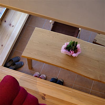 土間サロンのベンチに、自然と家族が集まる。