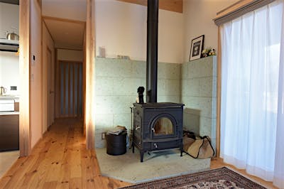 薪ストーブの炉台は十和田石。長野中央展示場で見た時から気に入っていた。