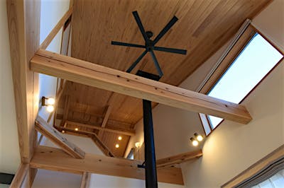 長野南展示場のような美しい現しの木組み。躍動感ある木組みを楽しむ空間づくりになった。