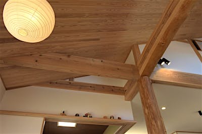 選木ツアーで選んだ太鼓梁を、選木ツアーで選んだ丸柱が受ける。梁を見上げ、柱に触れる度に記憶がよみがえる。