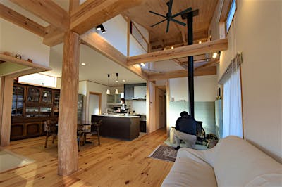 リビング、ダイニング、キッチン、和室、土間と、いずれも仕切りのないオープンな空間。