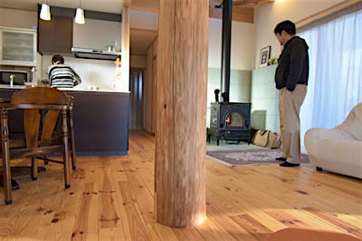 選木ツアーで選んだ柱は、じっくり天然乾燥をし丸柱にした。K様邸のシンボルになっている。