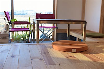 土間サロンにはsnowpeakのテーブルセットを据えた。