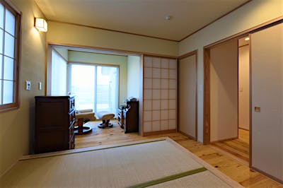 ご夫婦の寝室は小上がりの畳をベッド代わりに。南側の広縁は、書斎代わりにもなる落ち着いた空間。