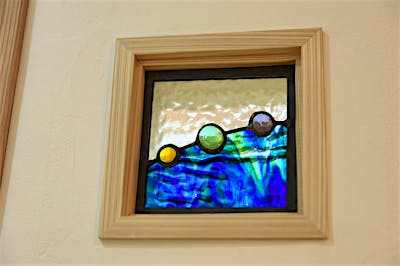 K様がデザインしたステンドグラス。洗面コーナーの壁に埋め込んだ。