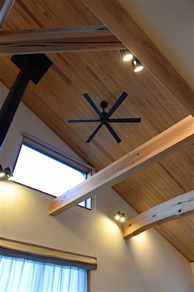 天井は杉板張りに。スタイリッシュなシーリングファンがアクセントになっている。