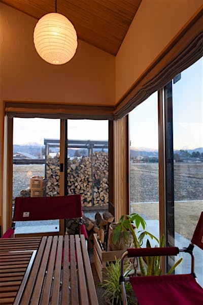 南東に開けた土間サロンからは、山並みをワイドに望める。天気の良い休日は、ここで朝食をとることも。