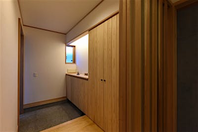 玄関収納に間接照明を計画し、優しい光が家族を出迎える。