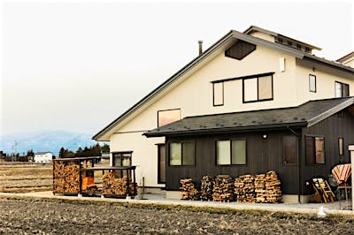 薪割や薪棚つくりも経験。便利さよりも、日々の生活に楽しみを見出す暮らし。