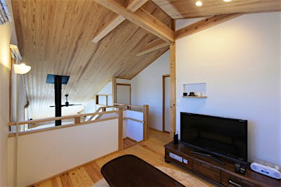 2階のフリースペースはサブリビングのように利用。 