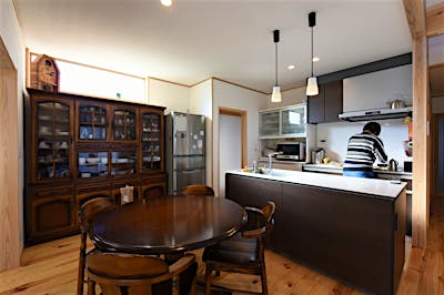 お手持ちのコロニアル調の家具との調和も大切に、インテリアを考えた。食器棚のサイズもぴったりとはまる空間設計は注文住宅ならでは。