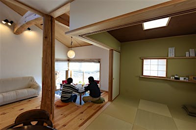 土間サロンから安曇野の田園風景を眺めるのが日課に。ここで過ごす家族の時間も増えた。 