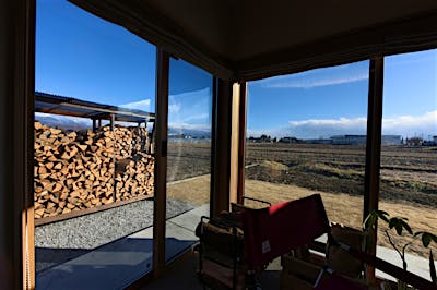 安曇野らしい田園風景を望めるのが、この土地を購入した決め手だった。南庭の芝もご夫婦が丁寧に張った。