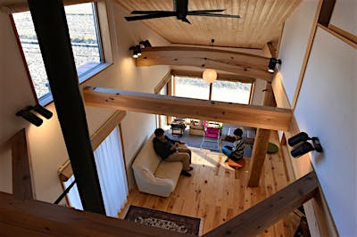 南北に細長い土地だが、南・東方向の窓を大きく設けることで光がしっかり入る空間になった。