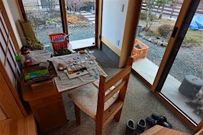 野菜や植物を置いたり、薪を割ったりと、いろいろな用途に大活躍の土間サロン。東南角で日当たりも風通しもバツグン。「土間サロン」コンセプト「土間サロンの暮らし」フォトギャラリー