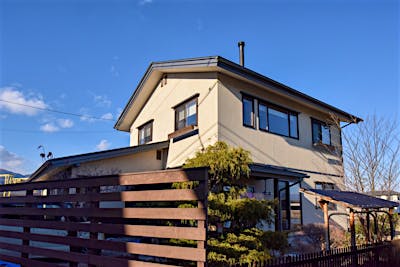 道路側となる南面には木製フェンスを設けて、程よい目隠しに。眺めの良い東側には大きく開口をとり開放的に。