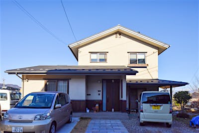 建物ファサード。玄関から少し奥まった位置にある土間サロンは落ち着きがある。