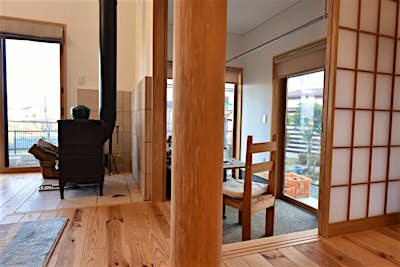 土間サロンとリビングの間には丸柱。K様の山で伐採したスギの通し柱が美しい。