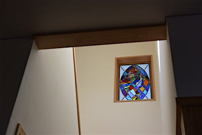 ご主人がデザインした大きなステンドグラス。室内からも外からも見ることができるこの家の顔で、季節や時間帯によって表情が変わるのも魅力。