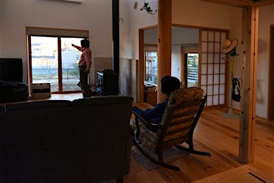 リビングは東向き。美しい山並みが望める。