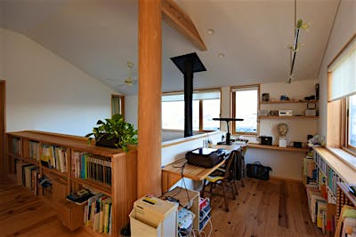 二階のオープンな書斎コーナーは、飾りたい品の寸法に合わせて飾り棚を設計。学生時代の石膏作品や家族のアルバムなど、思い出の品がぴったりと収まる。