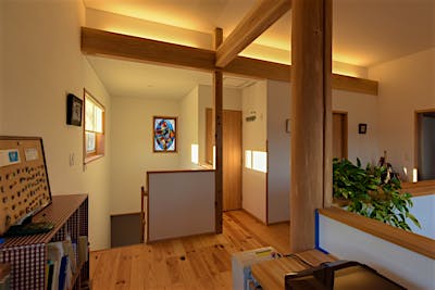 自分の山の木をふんだんに用いた美しい木組み。いっそう魅力的に引き立てるために、間接照明でコーディネート。