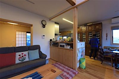 キッチンはリビングと対面する空間設計。ダイニングへの導線は短く配膳がラクラク。