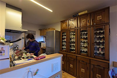 大きな収納棚はもともとK様がお持ちだったため、既存家具の寸法に合わせて造り付けの収納とベンチサイズを設計し、無駄のない空間に。