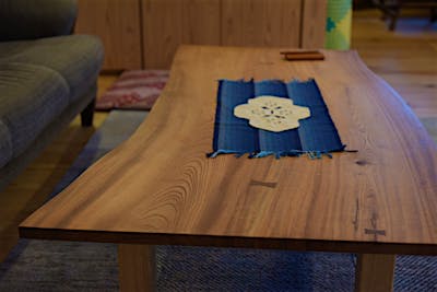 ご実家に眠っていたケヤキの一枚板を、リビングテーブルに。古い材でも職人技で磨かれ、こんなにも美しくよみがえる。