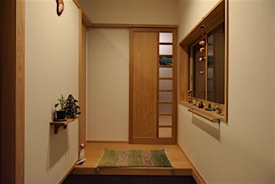 玄関扉に埋め込まれたステンドグラスはご主人お手製！訪れる人の目を楽しませてくれる。