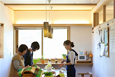 ダイニングは東窓を大きく取り、朝日がたっぷり差し込む明るい空間。