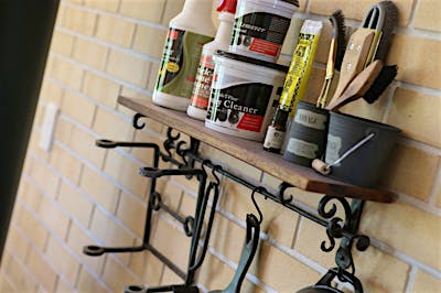 薪ストーブの道具を置く棚はご主人のお手製。「この家ができて、家のことが趣味になった」と話す。