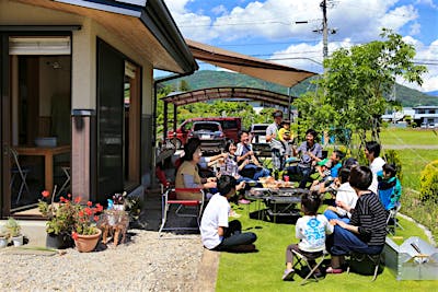 近くに住む親戚が、時折この家に集まってはパーティーをする。この日は総勢16人でバーベキューをした。