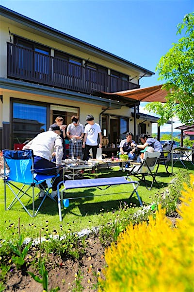 家ができてから、ご主人は庭に芝を張ったり、植物を植えたりしてきた。人が暮らし、人が手をかけることで、家は竣工時よりも魅力を増す。