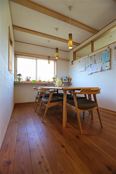 3世代6人家族がゆったりと食事ができるダイニング。