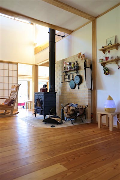 家の中心に薪ストーブを据えた。薪ストーブを囲み、家族の団らんが生まれる。