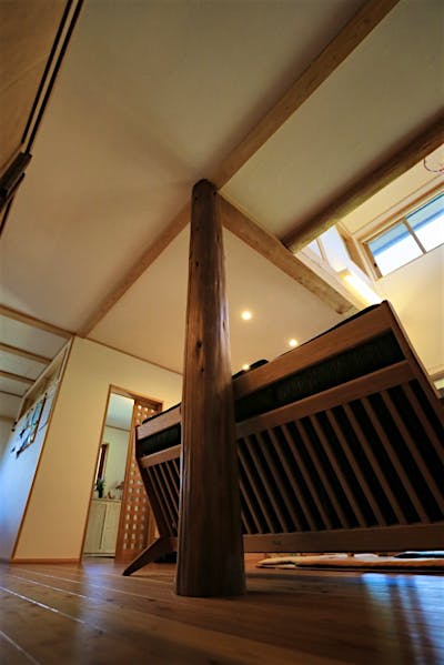 LDKの中心に立つ丸柱は、M様家族が代々手を入れ育ててきた山の木を伐ったもの。