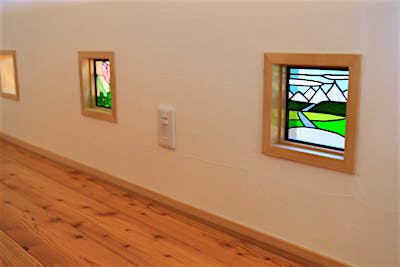 吹き抜けの手すり壁には、家族でデザインをしたステンドグラスをはめ込んだ。