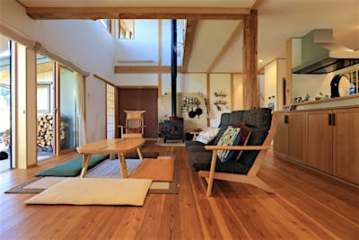 3世代6人家族がゆったり過ごせるように、たっぷりスペースを確保したリビング。